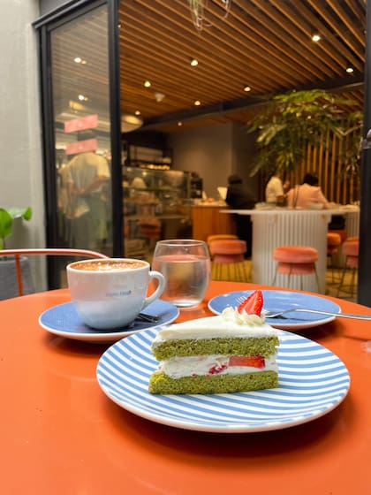 Casa Tsuji no solo ofrece una experiencia gastronómica, sino que rinde homenaje a un legado familiar: el de Sajiro Tsuji, bisabuelo de Federico Miyagi y fundador en 1952 de Porcelana Tsuji, la primera fábrica de porcelana de la Argentina