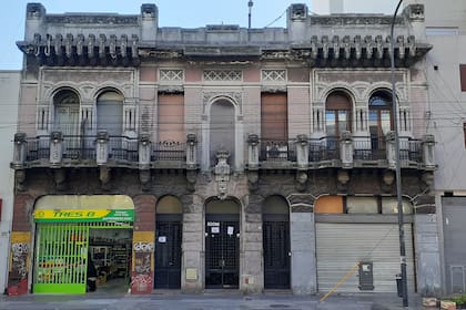 Casa Viacava fue construida en 1917 por Virginio Colombo, un arquitecto italiano que llegó a Buenos Aires contratado para realizar trabajos de decoración en el Palacio de Justicia