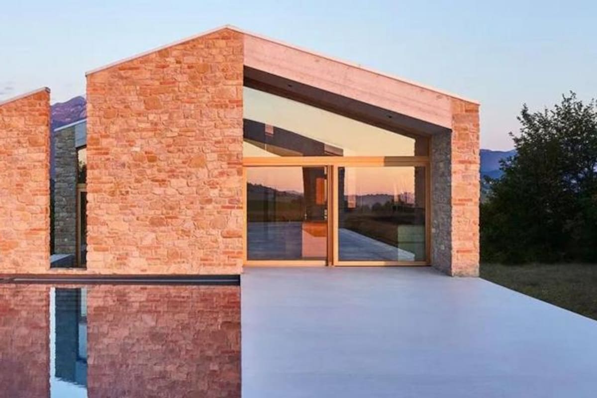 Casa Ward en Italia ha sido diseñada para resistir temblores de tierra por Carl Fredrik Svenstedt Architecture