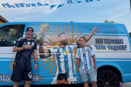 Casa y auto albicelestes: el fanatismo de un checo por la selección argentina