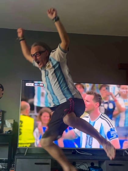 Casa y auto albicelestes: el fanatismo de un checo por la selección argentina.