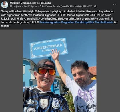 Casa y auto albicelestes: el fanatismo de un checo por la selección argentina.
