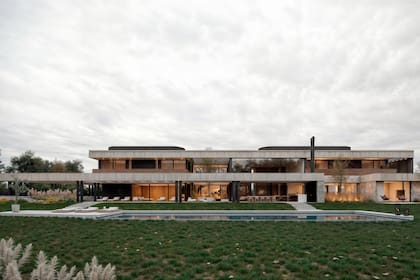 Casa Yusan ganó un premio internacional por su arquitectura de lujo y está ubicada en un country de Buenos Aires