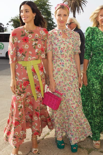 Casada con el príncipe Christian de Hannover, la socialité peruana Alessandra de Osma deslumbró en su llegada a la ceremonia con un vestido con motivos florales de Jorge Vázquez. Su cuñada, Ekaterina Malysheva, asistió sin su marido, el príncipe Ernst August de Hannover.