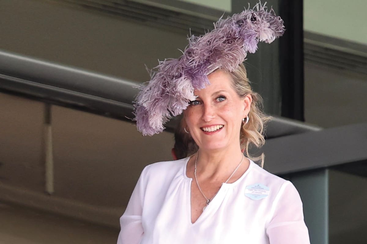 Casada con el príncipe Eduardo, Sofía es en la actualidad una de las royals británicas más admiradas por el pueblo gracias a su carisma, su bajo perfil y su clásico estilo inglés.