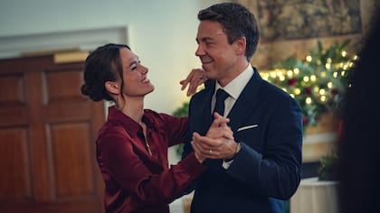 Casada con un importante miembro del gabinete británico, Helen Webb (Knightly) ve tambalear su perfecta fachada ante el asesinato de su amante y el despliegue de una intriga que involucra al embajador chino y a su hija, una afamada influencer.