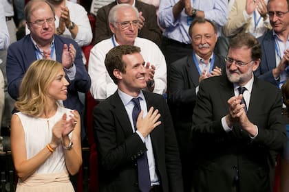 Casado es aplaudido luego de asumir la presidencia del PP, en Madrid