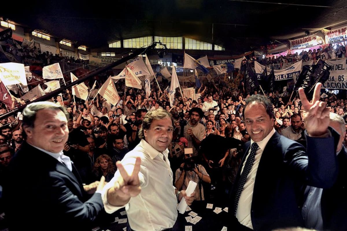 Casal, Alberto Pérez y Scioli, en el estadio del Círculo Policial, con todas las agrupaciones que apoyan al gobernador, Foto: DYN