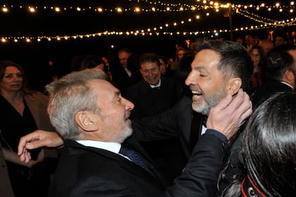 Un gran abrazo le dio Daniel Vila a Pasman, tras la ceremonia