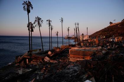 Casas a lo largo de la costa del Pacífico quemadas hasta los cimientos después del incendio Palisades el lunes 13 de enero de 2025 en Malibú, California. (Foto AP/John Locher)