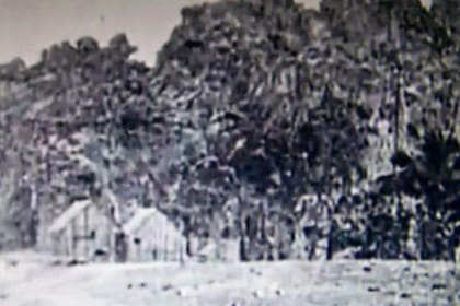 Casas bajo la roca de Clipperton, probablemente a principios del siglo XX