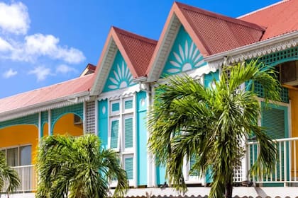 Casas coloniales coloridas de Marigot, en la parte francesa de la isla