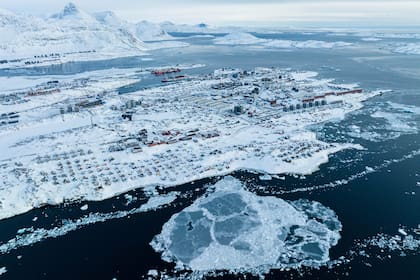 Casas cubiertas de nieve en la costa de una entrada de mar en Nuuk, la capital de Groenlandia