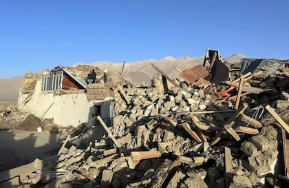 Casas dañadas tras el terremoto de enero de 2025