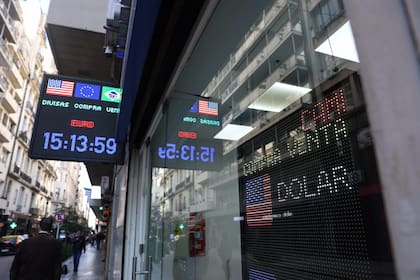 Casas de cambio al cierre de la jornada post elecciones legislativas en la Provincia de Buenos Aires. 08/09/2025. Microcentro, Ciudad de Buenos Aires, Argentina