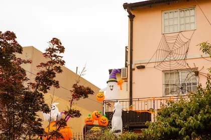 Casas decoradas con calabazas y fantasmas por Halloween en Parque Chas