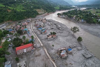 Casas envueltas en lodo tras una inundación repentina en el río Trishuli en la zona de Devighat del distrito de Nuwakot, Nepal, el 29 agosto de 2026.