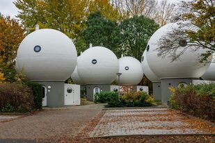 Casas experimentales que parecen lamparitas, llamadas Bolwoningen, en la ciudad holandesa Den Bosch