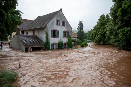 Casas inundadas por un río desbordado en Erdorf, Alemania, el jueves 15 de julio de 2021. Las lluvias constantes inundaron pueblos y sótanos en Renania-Palatinado, en el suroeste de Alemania. (Harald Tittel/dpa via AP)