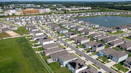 Casas nuevas en Zephyrhills, fotografiadas a través de un vuelo de dron que cumple con las reglas de la Administración Federal de Aviación
