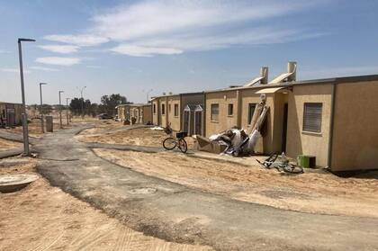 Casas prefabricadas en el kibutz Hatzerim: la mayoría de los sobrevivientes de Beeri vivirán aquí por el momento
