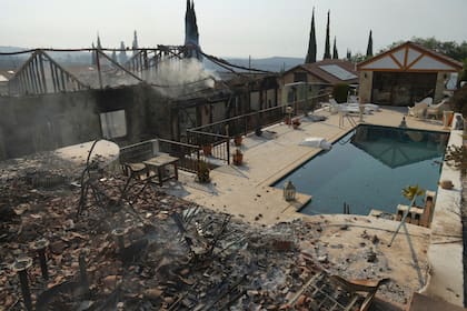 Casas quemadas en la aldea de Souni, Chipre, durante un enorme incendio forestal en el sur de la cordillera de Troodos (Archivo)