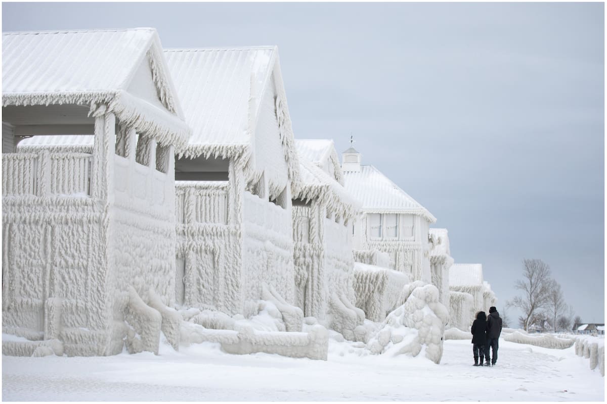 Casas, vehículos y calles, completamente cubiertos de hielo