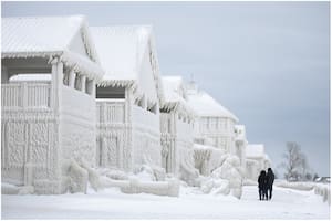 Casas, vehículos y calles, completamente cubiertos de hielo