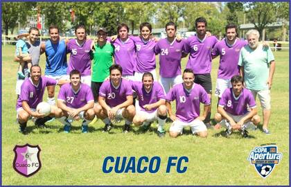 Casasco y el equipo de Cuaco. Su primera alegría como DT fue el ascenso de la “B” a la “A” en 1969