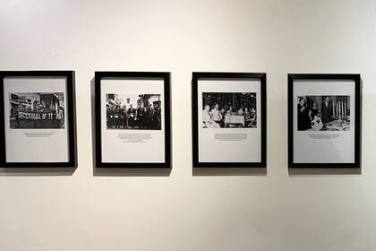 Vista de la sala donde se exhiben las fotos de archivo intervenidas con fragmentos de una novela de Graham Greene