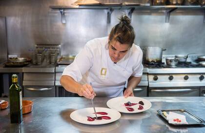 La Chef de El Casco, Ana Lucía Arias en pleno armado de platos.