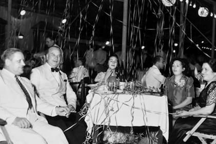 Foto anónima de un festejo que evoca los días de Graham Greene en Asunción del Paraguay