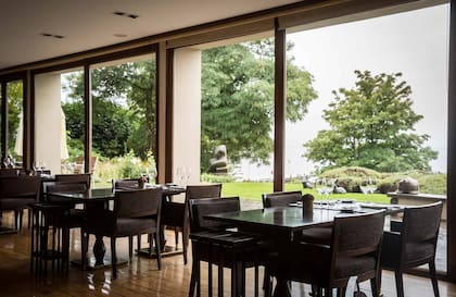 El comedor de El Casco, con vista al parque de las esculturas y al Nahuel Huapi.