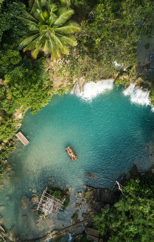 Cascada en la isla de Siquijor en Filipinas.