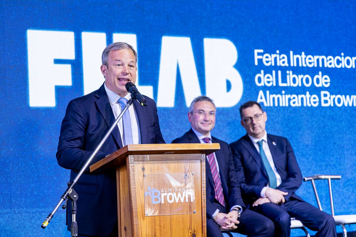 Cascallares, al inaugurar la feria del libro en la que tuvo lugar el incidente con los municipales