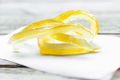Cáscaras de limón confitadas.