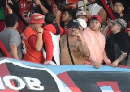 Cascarita Ramírez, en el centro de la imagen, y Juancito Gómez, a la izquierda, los dos barras de Central que coparon la hinchada de Newell's