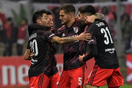 Casco, abrazado por Barco, Zuculini y Simon tras el gol de River