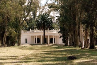 Imputan por usurpación y asociación ilícita a los ocupantes de la estancia que perteneció a un Premio Nobel argentino