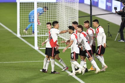Casco, en pleno festejo del gol de Enzo Fernández; a él le cometieron la infracción que derivó en el penal.