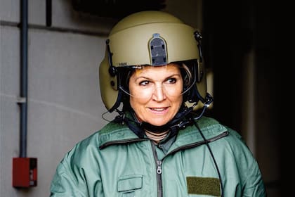 Casco, guantes, campera bomber y mucha actitud para subirse al helicóptero Chinook del Escuadrón 298, en una base aérea militar al sur de los Países Bajos.