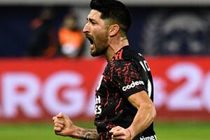 Casco sale festejando su golazo