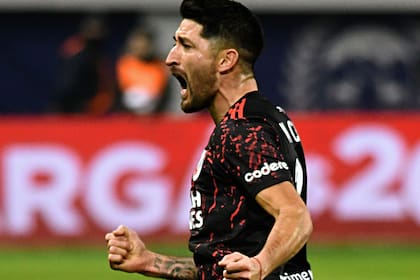 Casco sale festejando su golazo