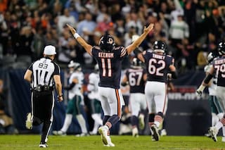 Keenum brilla en su regreso como titular y los Bears aplastan 27-7 a los Eagles