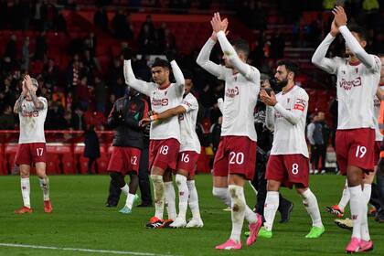 Casemiro (18), del Manchester United, y sus compañeros de equipo aplauden a los aficionados después del partido de fútbol de la quinta ronda de la Copa FA inglesa entre el Nottingham Forest y el Manchester United en el estadio del City en Nottingham, Inglaterra, el miércoles 28 de febrero de 2024. (AP Foto/Rui Vieira)