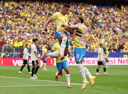 Casemiro celebra tras anotar el 1-1 parcial (Photo by Lars Baron / GETTY IMAGES NORTH AMERICA / Getty Images via AFP)