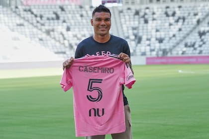 Casemiro es el feliz nuevo número 5 de Inter Miami, donde ahora es compañero de Lionel Messi