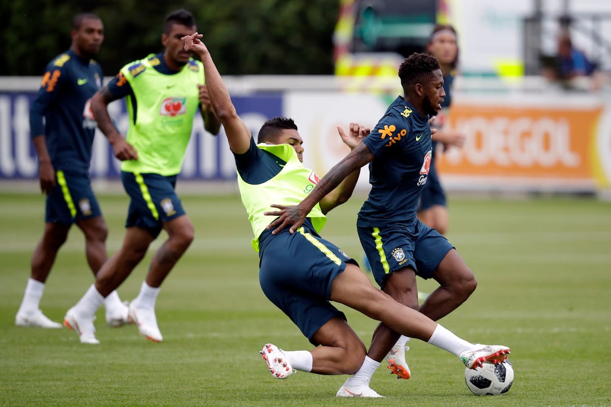 Casemiro golpeó desde atrás a Fred, que debió abandonar el entrenamiento