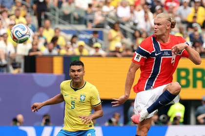 Casemiro y Erling Haaland en el partido por octavos de final que disputaron las selecciones de Brasil y Noruega (Foto: Odd ANDERSEN / AFP)