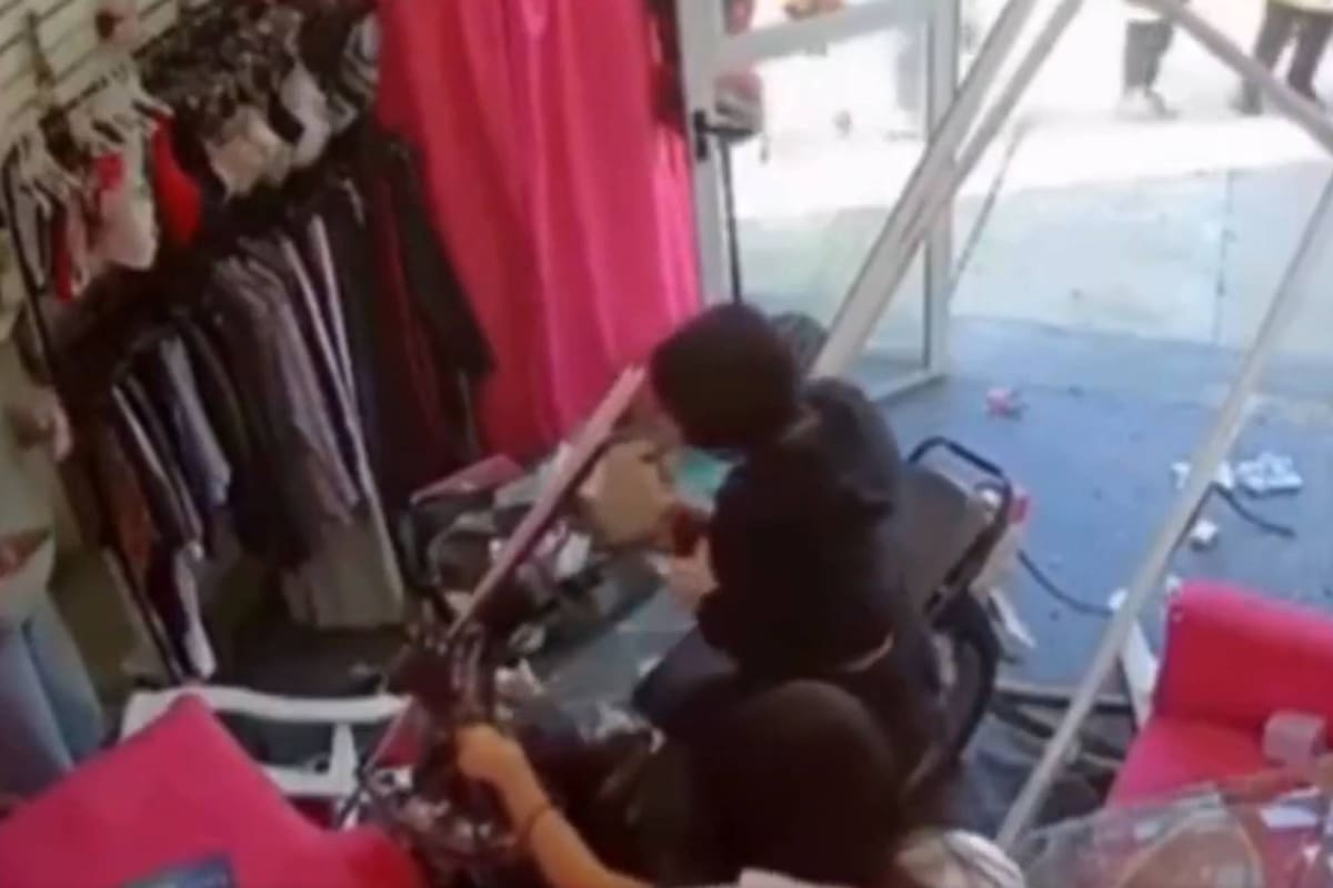 Caseros: dos chicas de 14 años protagonizaron un insólito accidente al meterse con su moto en una lencería.